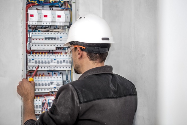 Criza acuta de meseriasi determina companiile sa recruteze angajati de pe bancile scolilor. Noua generatie de electricieni, pregatita la un liceu din Capitala