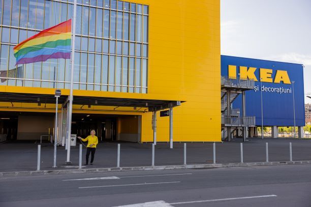IKEA Romania ridica steagul curcubeu si sprijina drepturile LGBT+ prin campania "Dragostea e dincolo de cei patru pereti"