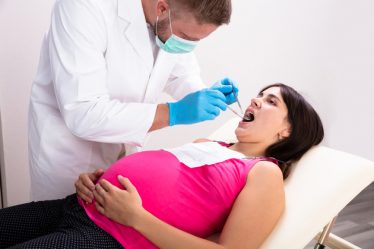 Implantul dentar in sarcina. Este posibil?