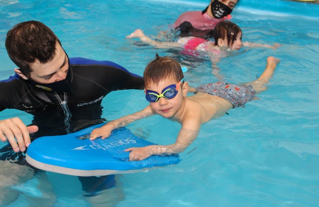 Acvatic Bebe Club ofera lectii gratuite de educatie acvatica la Mamaia