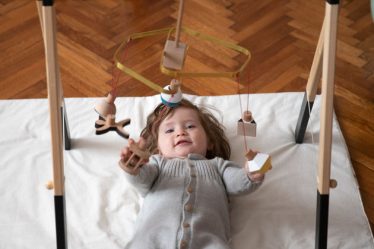 Consolid8 lanseaza un nou proiect de crowdfunding: "Bebe inceputuri", prima jucarie sustenabila pentru bebelusi