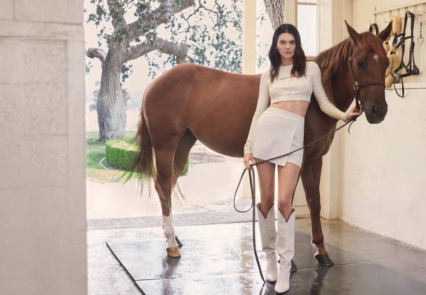 "Kendall for ABOUT YOU" lanseaza gama de toamna/iarna printr-o campanie foarte personala, inspirata de visul din copilarie al celebrului model