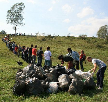 Oregon Park sprijina comunitatea locala si sustine proiectele derulate de Asociatia Little People si Let's Do It, Romania!