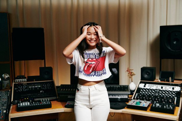 TOMMY JEANS sarbatoreste conexiunea muzicala a brand-ului prin lansarea "Tommy Revisited: Music Edition"