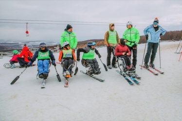 Premiera: Primii monitori de schi cu dizabilitati motorii din Romania vor invata alte persoane cu dizabilitati sa schieze la Poiana Brasov