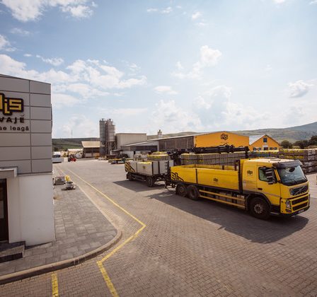 Elis Pavaje doneaza materiale in valoare de 60.000 euro si continua procesul de reabilitare a scolilor din Romania