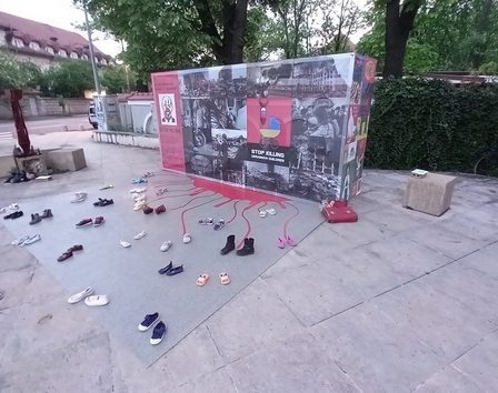 Arta impotriva razboiului - expozitia Stop the War (in Ukraine) in Piata Regelui Mihai din Bucuresti