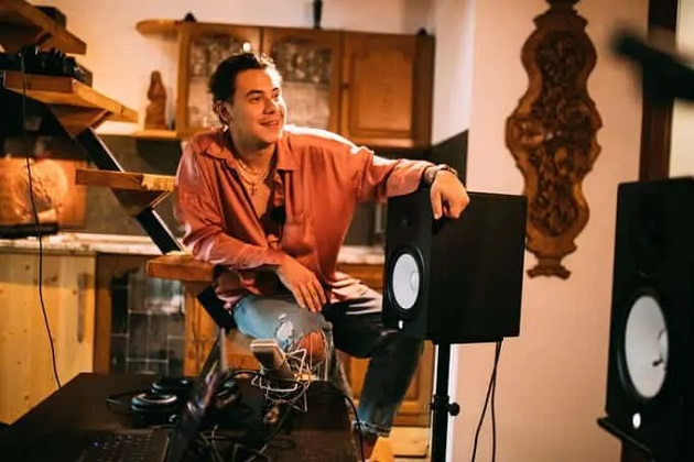 In episodul 8 din ONE TRUE SINGER concurentii isi vor crea propriul EP si vor canta LIVE la radio
