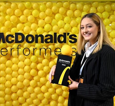 McDonald's in Romania rasplateste performanta angajatilor studenti