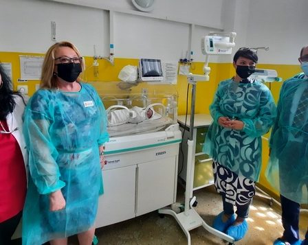 Salvati Copiii Romania duce aparatura medicala vitala la Maternitatea Fagaras cu sprijinul cititorilor Libris