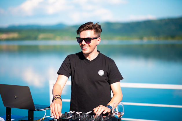 Sean Norvis aduce energie pozitiva pe Lacul Surduc