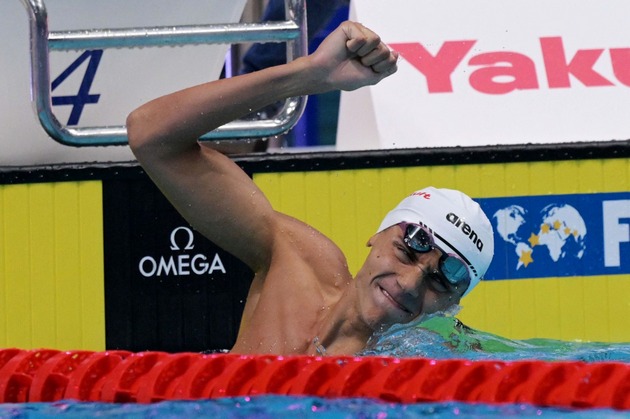 David Popovici doneaza casca si ochelarii cu care a devenit campion mondial