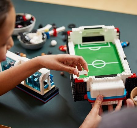 Vedetele fotbalului, Thierry Henry si Marcus Rashford MBE, testeaza noul set LEGO® Ideas Football Table