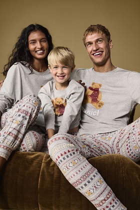 Colectia de iarna 2022 cu pijamale de familie pentru Craciun de la Marks & Spencer