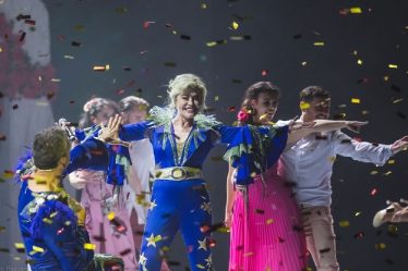 FOTO: Cele mai spectaculoase costume din legendarul musical "Mamma Mia!" expuse de astazi in premiera publicului larg