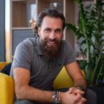 Studiu RE/MAX Romania: 60% dintre romanii care au achizitionat locuinte anul trecut au folosit venituri proprii