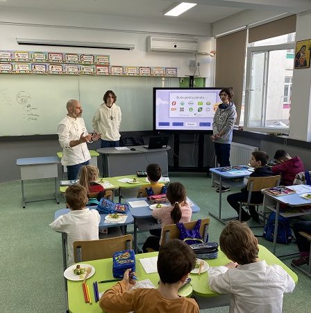 Electrolux Romania continua si anul acesta programul Food Heroes prin care isi propune sa promoveze alimentatia sustenabila in scoli: peste 2400 de elevi au participat la atelierele sustinute impreuna cu organizatia AIESEC