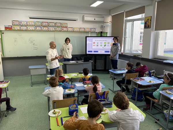 Electrolux Romania continua si anul acesta programul Food Heroes prin care isi propune sa promoveze alimentatia sustenabila in scoli: peste 2400 de elevi au participat la atelierele sustinute impreuna cu organizatia AIESEC