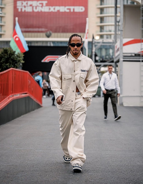 ***ALERTA MEDIA*** Lewis Hamilton inspira un stil fresh pentru primavara purtand produse din colectia Tommy Jeans Primavara 2023 in Baku, Azerbaidjan