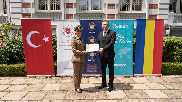 Sute de cadre militare din cadrul Armatei Romane, care invata limba turca si-au primit certificatele