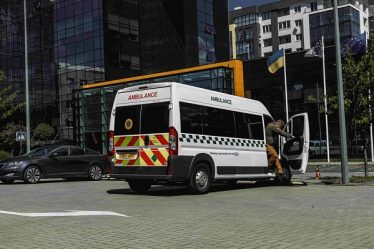 SoftServe aniverseaza 30 de ani cu o donatie de 1.2 mil. dolari pentru achizitia a 100 de ambulante pentru Ucraina