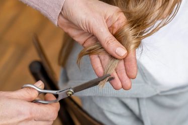 Importanta tunderii frecvente a parului pentru un aspect sanatos si stralucitor