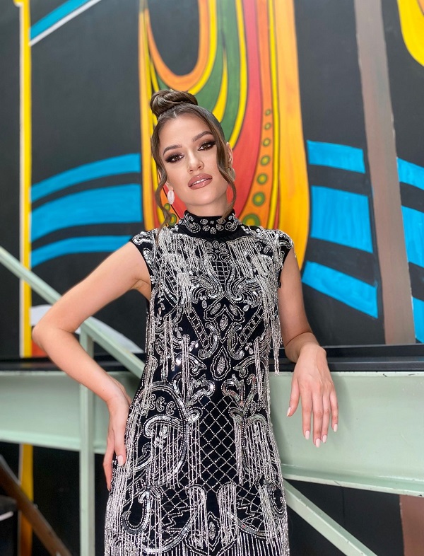 Bianca Crenganis lanseaza un nou single: Banii sau iubirea. Artista are o imagine spectaculoasa in noul videoclip