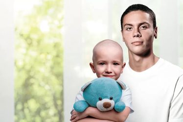 In cadrul programului MedLife de testare genetica, David Popovici a oferit primele 20 de fundite aurii din medalia de la Mondiale copiilor care au supravietuit cancerului