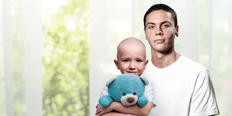 In cadrul programului MedLife de testare genetica, David Popovici a oferit primele 20 de fundite aurii din medalia de la Mondiale copiilor care au supravietuit cancerului