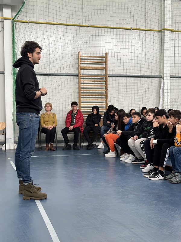 The Story of Autism transmite empatie elevilor prin spectacolele de teatru, dedicate copiilor cu nevoi speciale, in special copiilor cu autism